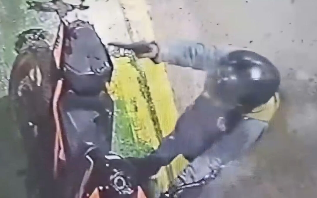 Islero de estación de servicio frustra robo rociando a los presuntos delincuentes con gasolina