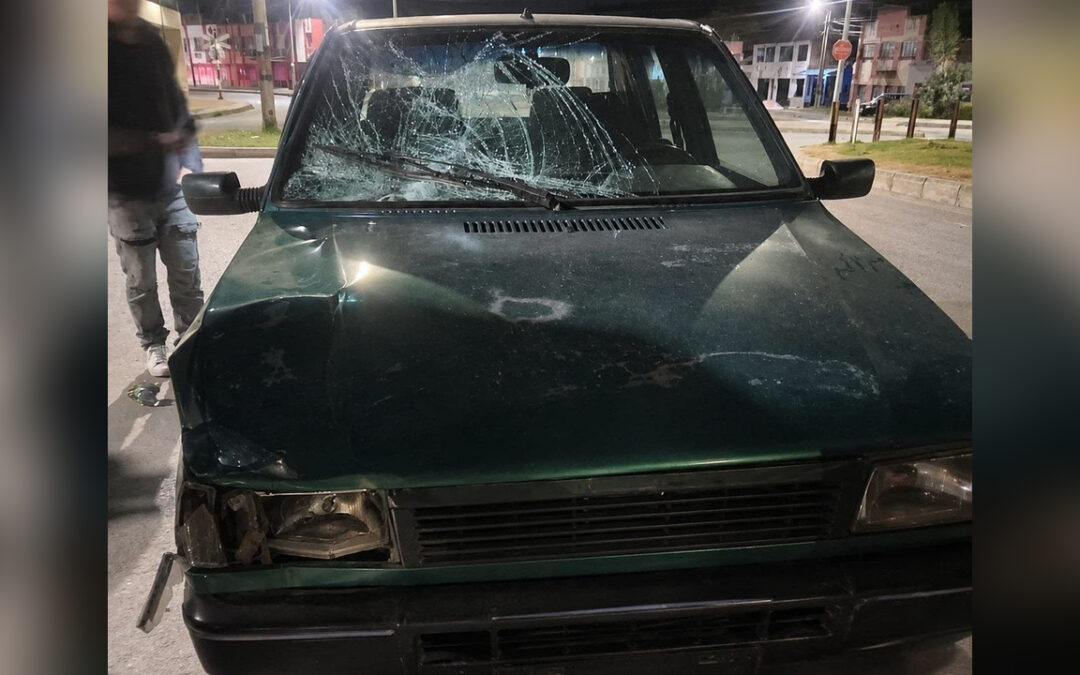 Vehículo atropelló a un comerciante, huyó, se estrelló y la comunidad atrapó al conductor y a su acompañante