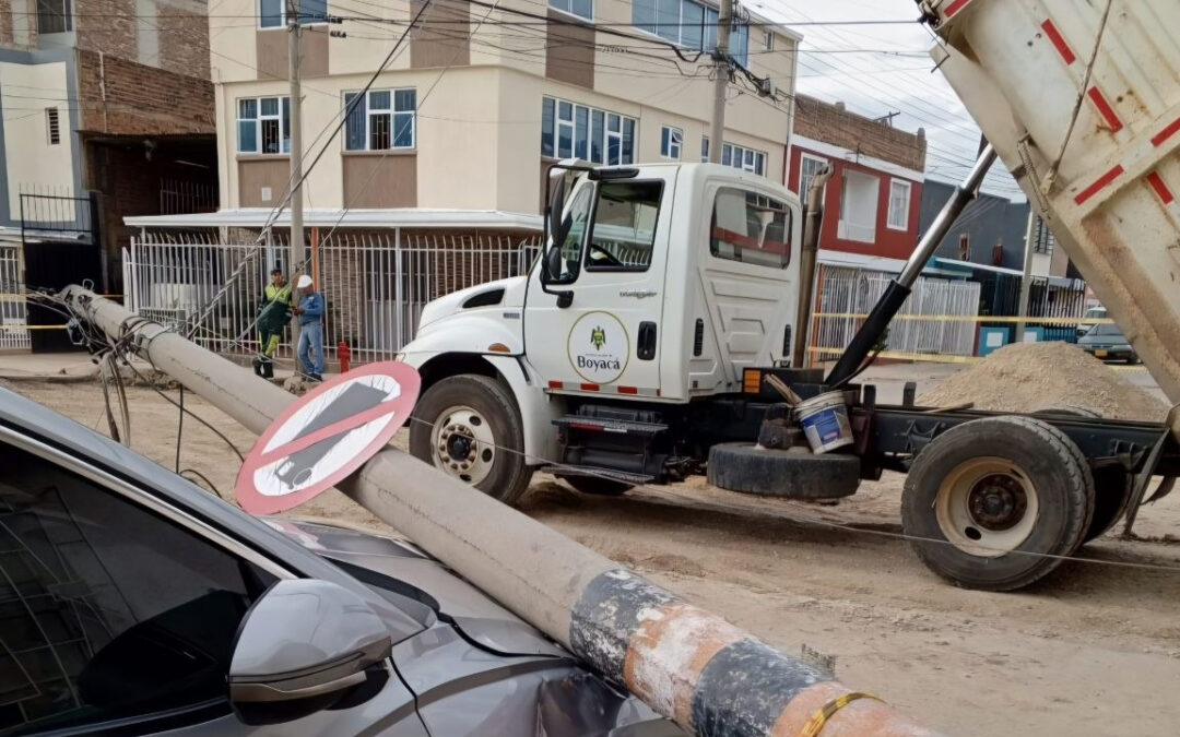 Volqueta de la Gobernación de Boyacá dañó vehículo particular en Sogamoso #Tolditos7Días
