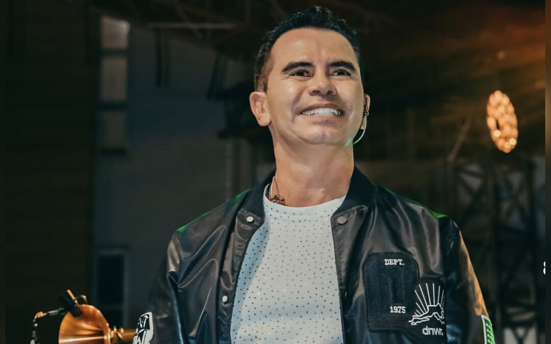 Cantante colombiano Jhonny Rivera ofrece su finca para refugiar ancianos tras el terremoto