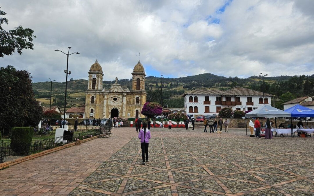 Cabalgata, carrera de bicicletas antiguas, juegos pirotécnicos y verbena, hoy en Tibasosa #Tolditos7Días