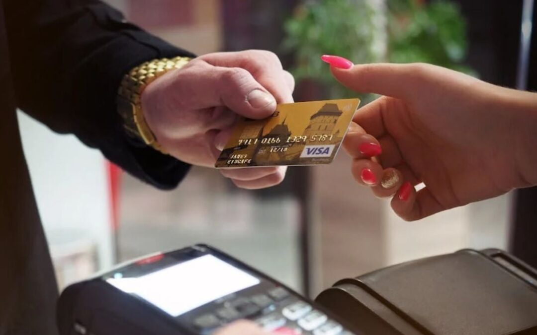 Comprar con tarjeta de crédito será más barato en septiembre: bajó la tasa de usura
